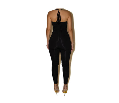 Jumpsuite SCARLETT Un look audace e raffinato che valorizza la silhouette con un design cut-out e dettagli metallici. Il top con inserti dorati e il pantalone a vita alta creano un equilibrio perfetto tra sensualità e stile moderno.