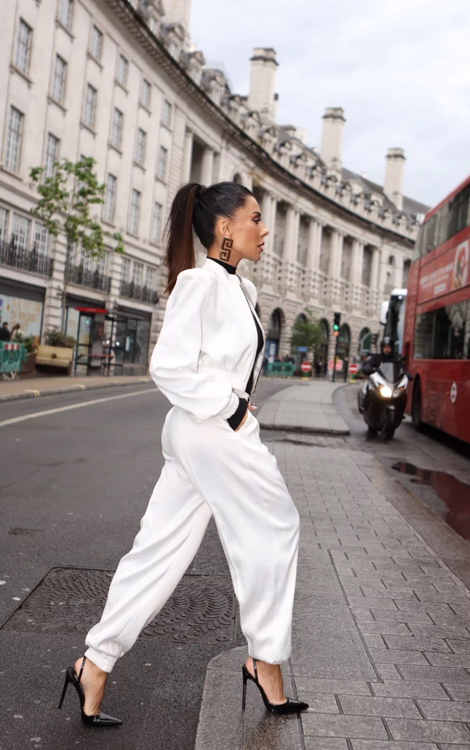 Set LETIZIA composto da giacca e pantaloni, è la scelta perfetta per un look trendy, elegante e confortevole.
Ideale per diverse occasioni, dal giorno alla sera.
