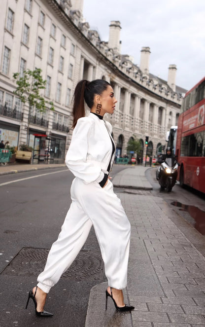 Set LETIZIA composto da giacca e pantaloni, è la scelta perfetta per un look trendy, elegante e confortevole.
Ideale per diverse occasioni, dal giorno alla sera.