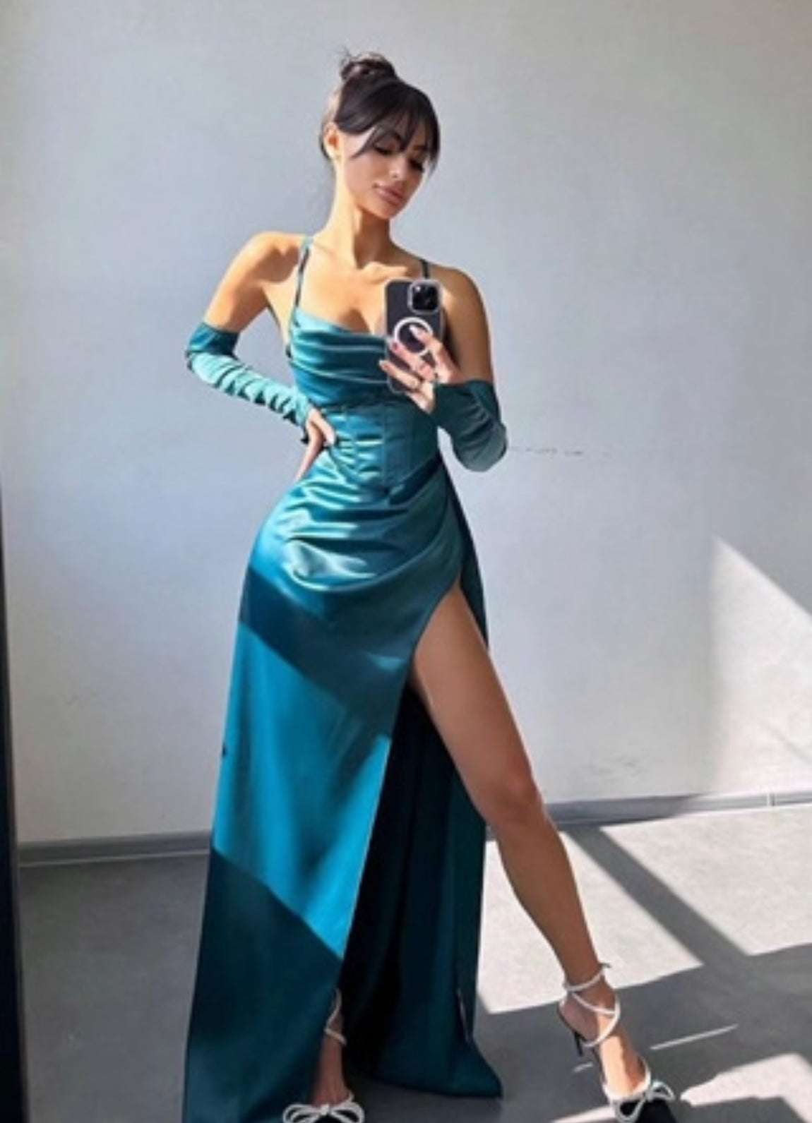 Vestito GINA con corpetto in raso spacco laterale e guanti
