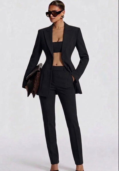 Tailleur ELEONORA SLIM in promozione Completo elegante composto da giacca avvitata slim pantaloni a sigaretta e top coordinato. Un look moderno e sofisticato, perfetto per eventi, serate chic o outfit di tendenza.