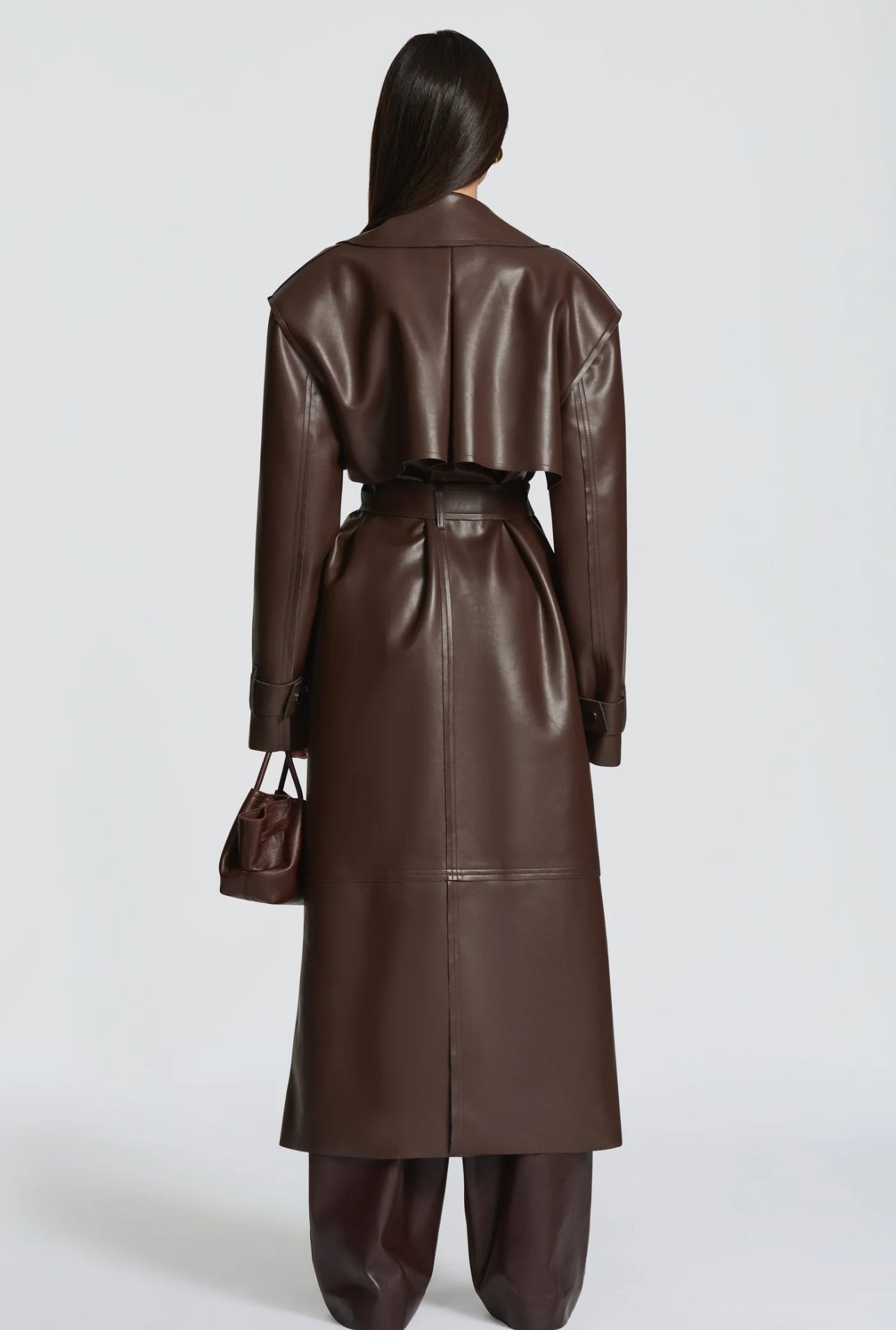 Trench ANITA in eco-pelle con cintura Un look deciso e sofisticato, perfetto per chi ama uno stile contemporaneo e audace.