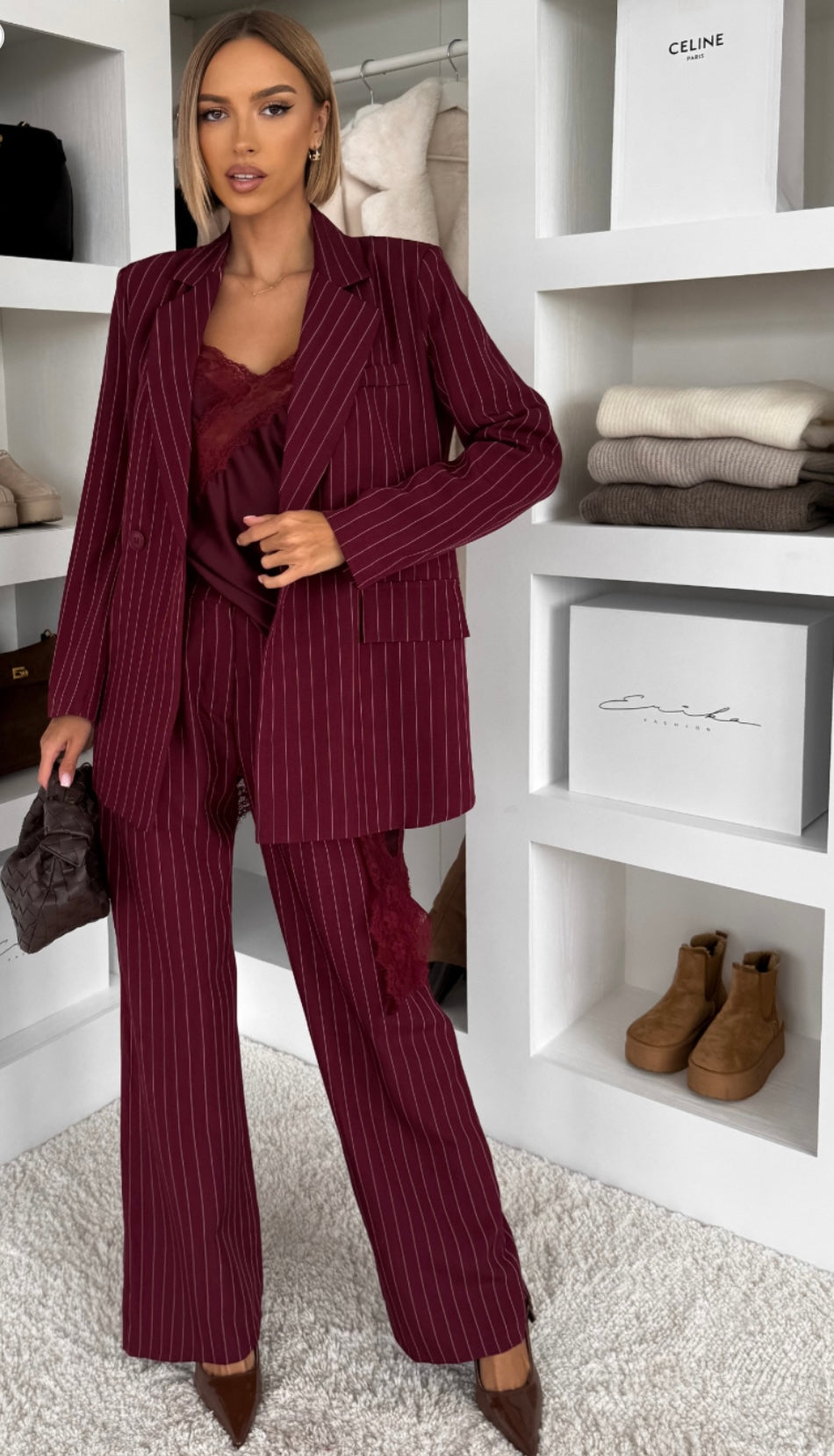 Tailleur Erika sofisticato dal carattere deciso, perfetto per chi ama un’eleganza contemporanea con un tocco sensuale. Il set è composto da blazer doppio petto gessato con top in pizzo e pantalone coordinato a gamba ampia