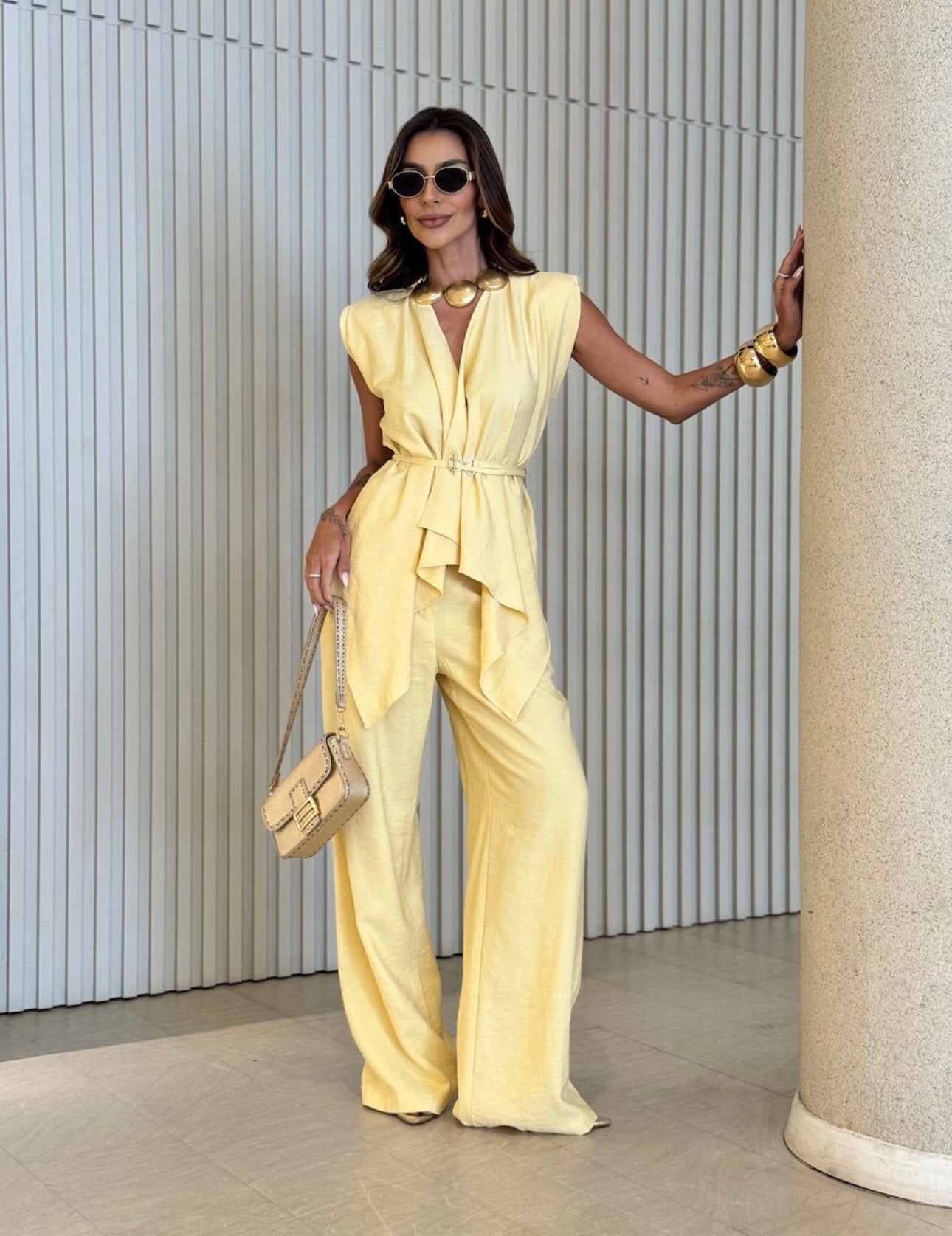 Coordinato Federica completo due pezzi + cinta tessuto misto lino e viscosa" è l'alleato perfetto per chi cerca un look sofisticato senza rinunciare alla freschezza.