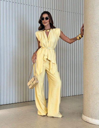 Coordinato Federica completo due pezzi + cinta tessuto misto lino e viscosa" è l'alleato perfetto per chi cerca un look sofisticato senza rinunciare alla freschezza.