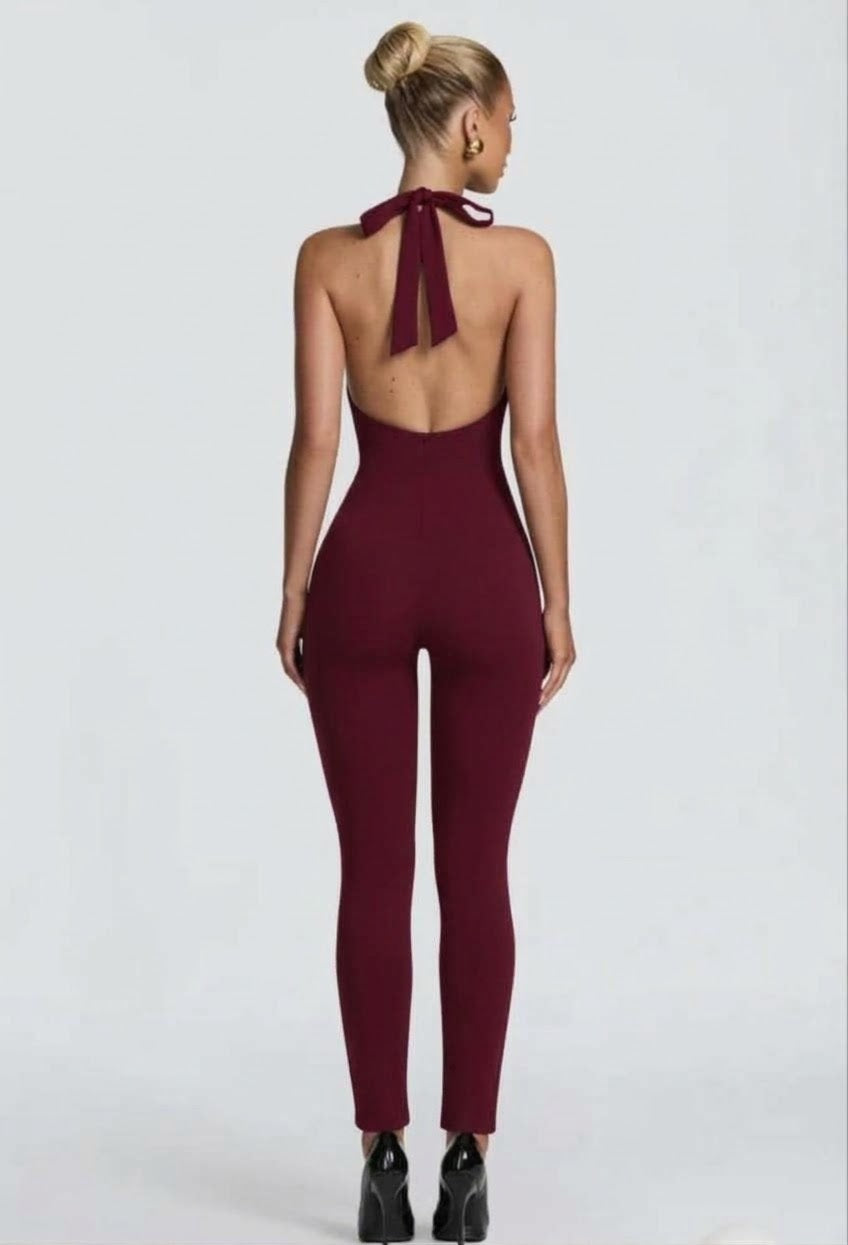 Tuta Intera Aderente Allacciata al Collo (Halter Jumpsuit) ultra-aderente con scollo all'americana e schiena scoperta. Un capo versatile e modellante che unisce eleganza minimale e sensualità, perfetto per serate ed eventi speciali.