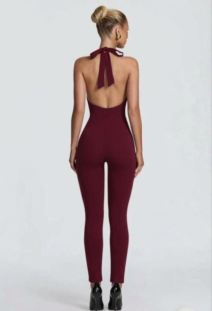 Tuta Intera Aderente Allacciata al Collo (Halter Jumpsuit) ultra-aderente con scollo all'americana e schiena scoperta. Un capo versatile e modellante che unisce eleganza minimale e sensualità, perfetto per serate ed eventi speciali.