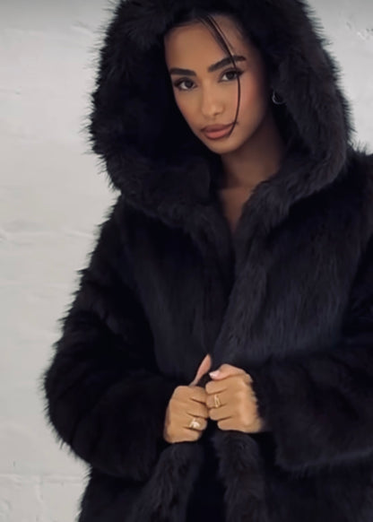 Pelliccia Giada in eco-pelliccia lunga
Eleganza e calore in un unico capo. Il cappotto Giada in eco-pelliccia premium unisce comfort e lusso, perfetto per le giornate più fredde.
Il taglio lungo e la linea morbida donano un effetto avvolgente e sofistica