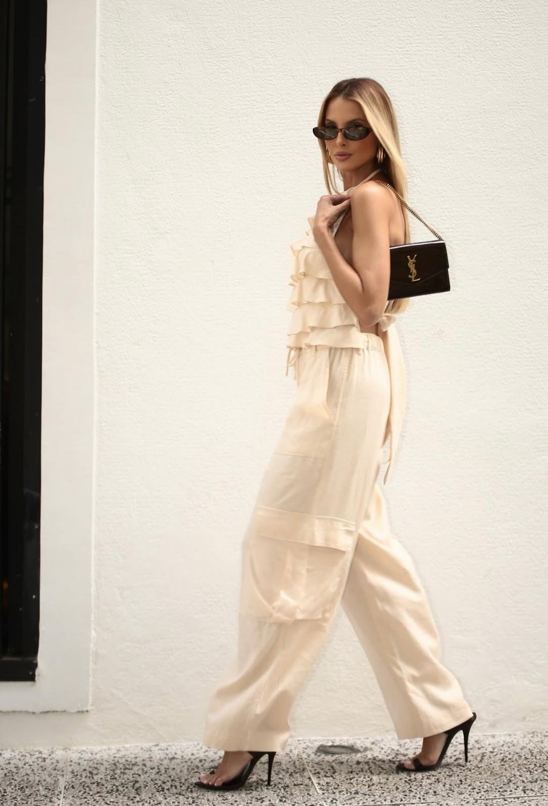 Set PALOMA Look minimal ma d’impatto: top con balze leggere e pantalone ampio con tasche cargo.
Il completo perfetto per giornate estive all’insegna dello stile e della comodità.
Disponibile in 5 colori