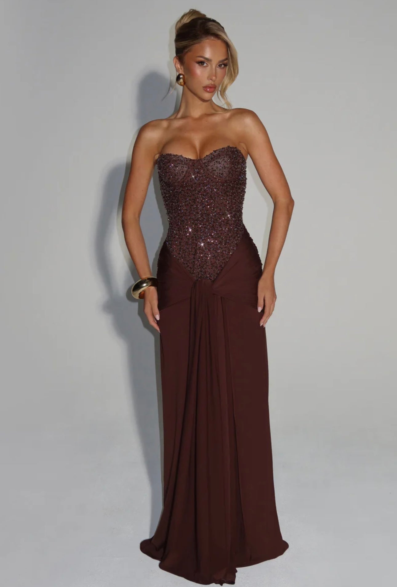 Long dress LUNA Romantico e sofisticato,è pensato per lasciare il segno. Il corpetto strapless strutturato, impreziosito da micro-cristalli luminosi, valorizza il décolleté e la silhouette. La gonna lunga in tessuto fluido cade morbida