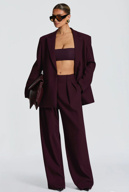 Tailleur ELEONORA Completo elegante composto da giacca oversize, pantaloni a palazzo e top coordinato. Un look moderno e sofisticato, perfetto per eventi, serate chic o outfit di tendenza.
