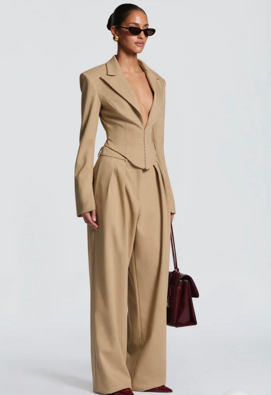 Blazer Corsetto e Pantalone Palazzo con Pince L'incontro perfetto tra alta sartoria e silhouette scultorea. Un completo coordinato pensato per ridefinire le proporzioni della figura con eleganza, carattere e uno stile chic senza tempo