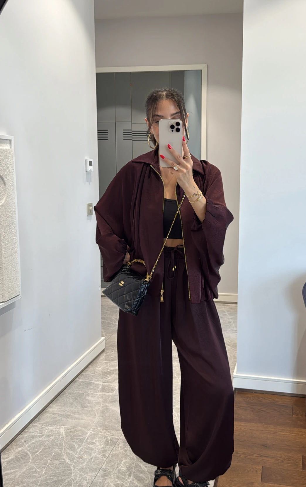 Coordinato PRISCILLA Completo elegante e versatile in tessuto satinato composto da giacca leggera oversize con zip e pantaloni ampi a vita alta con coulisse. Perfetto per look chic e confortevoli, dal giorno alla sera.