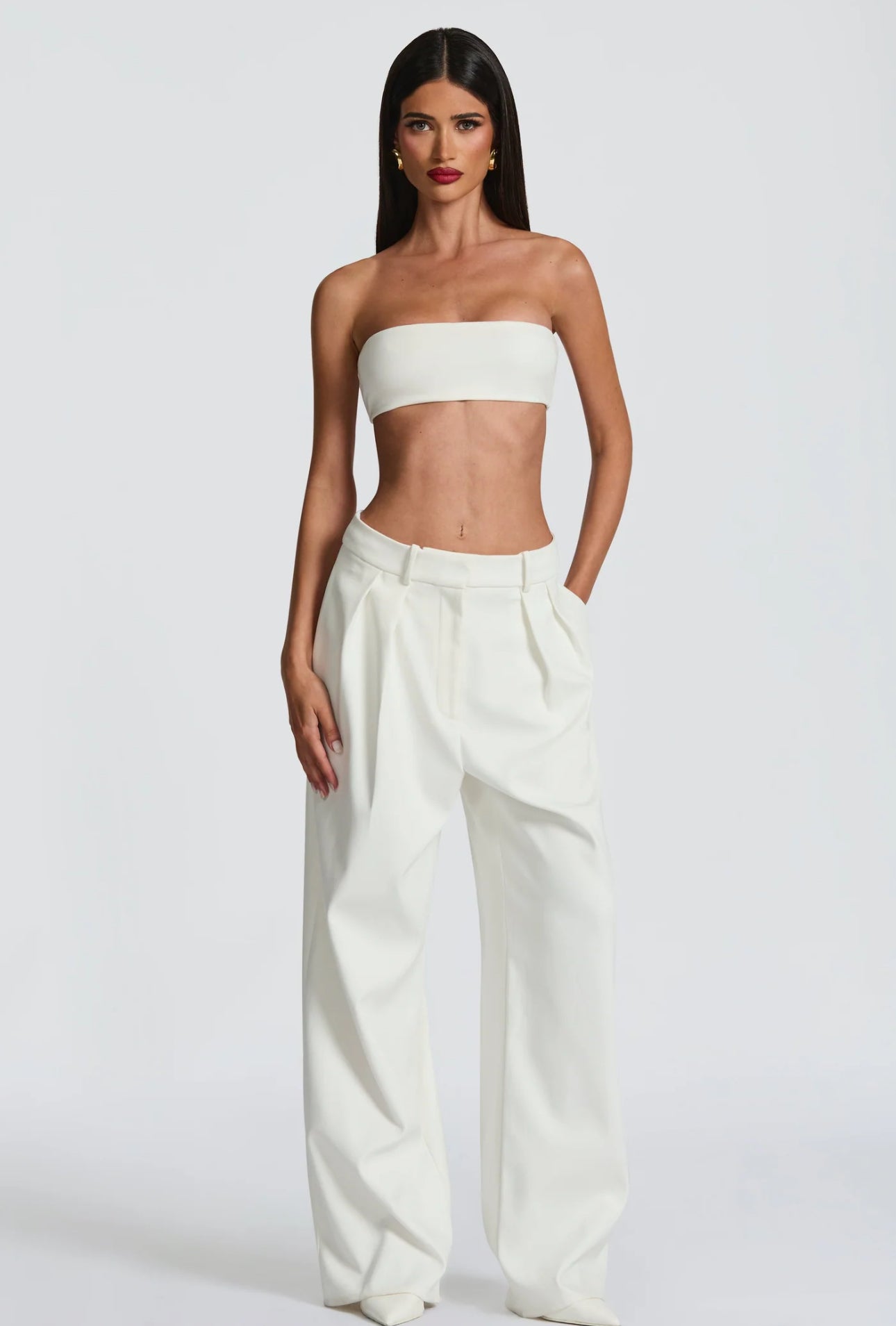 Tailleur ELEONORA Completo elegante composto da giacca oversize, pantaloni a palazzo e top coordinato. Un look moderno e sofisticato, perfetto per eventi, serate chic o outfit di tendenza.