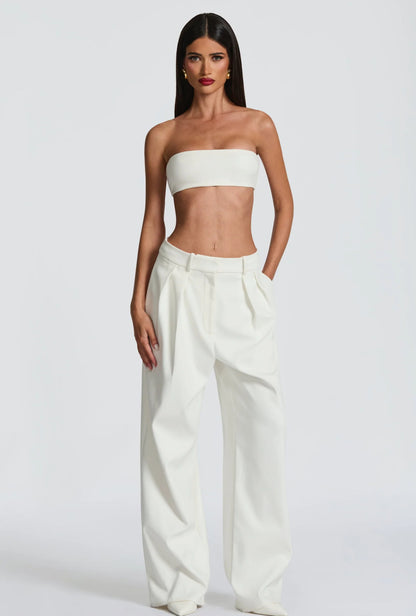 Tailleur ELEONORA Completo elegante composto da giacca oversize, pantaloni a palazzo e top coordinato. Un look moderno e sofisticato, perfetto per eventi, serate chic o outfit di tendenza.