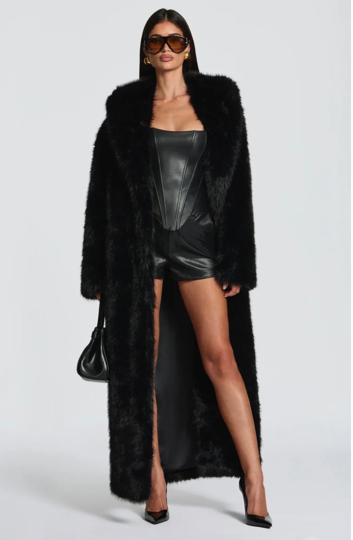 Pelliccia BRENDA Un modello avvolgente e sofisticato, caratterizzato da una linea dritta e dal volume morbido. Realizzato in pelliccia di visone ecologico di alta qualità, garantisce calore e comfort con un tocco glamour.