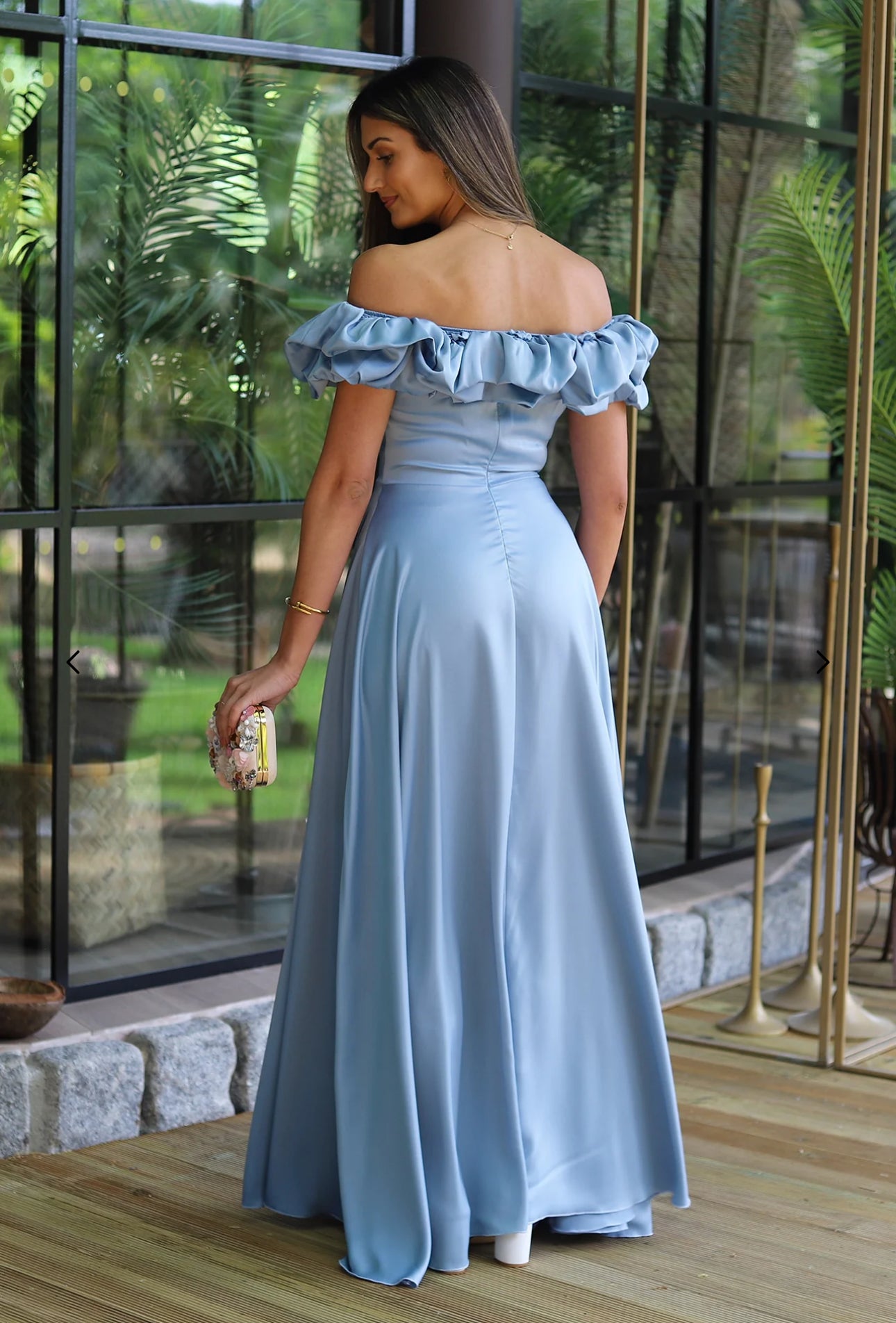 Abito MARYA Elegante abito off-shoulder con corpino arricciato a balze e ampia gonna con spacco laterale.