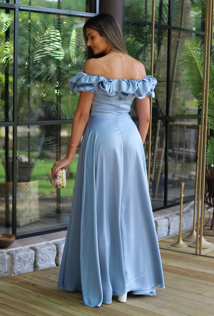 Abito MARYA Elegante abito off-shoulder con corpino arricciato a balze e ampia gonna con spacco laterale.