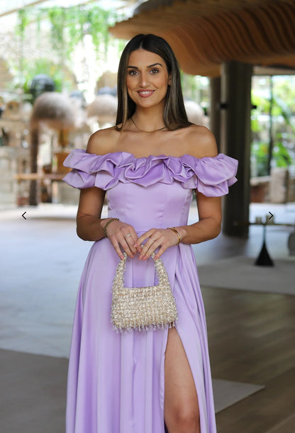 Abito MARYA Elegante abito off-shoulder con corpino arricciato a balze e ampia gonna con spacco laterale.