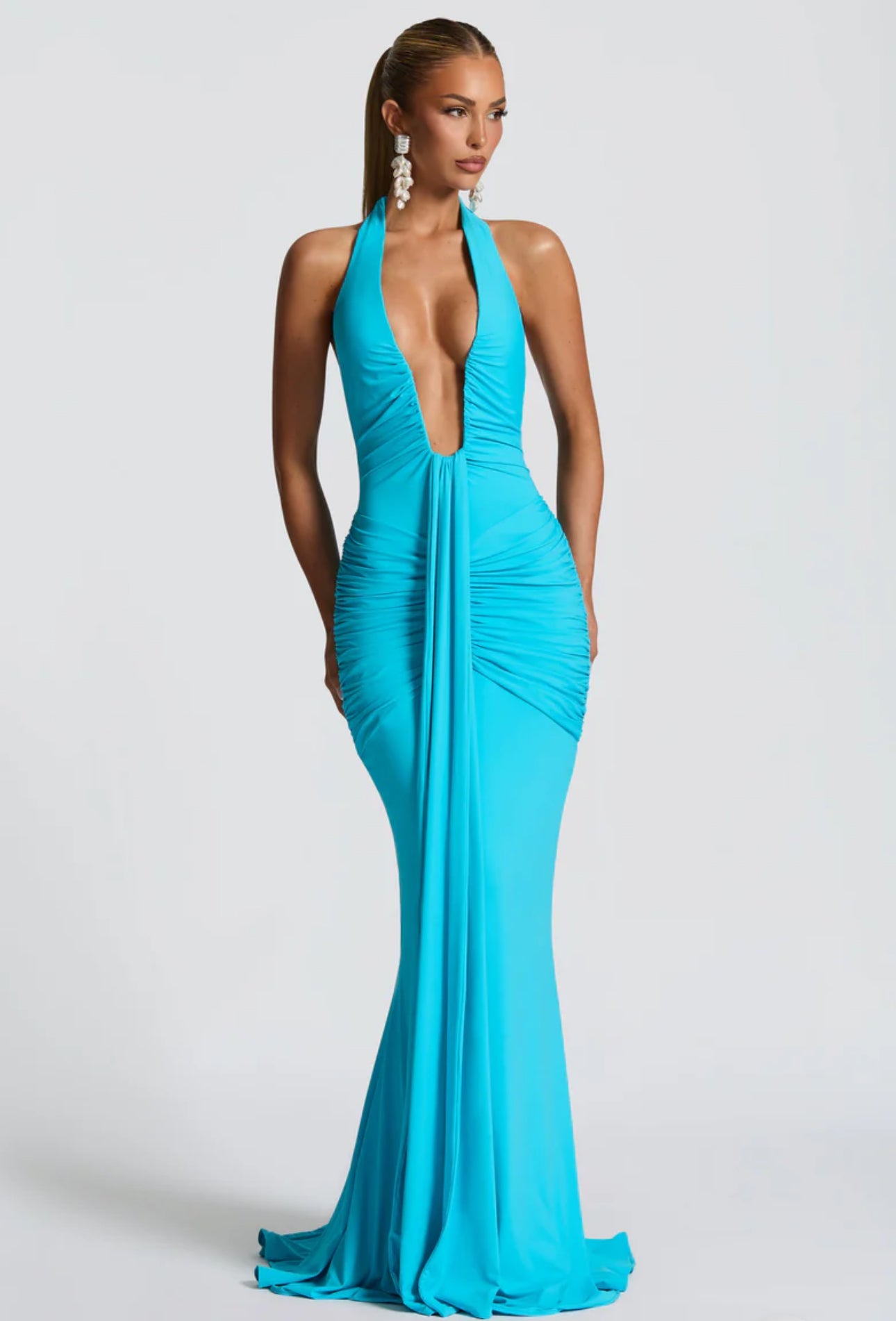 Abito Greta scenografico che esalta la silhouette con linee sinuose e dettagli sofisticati. Questo modello lungo è pensato per chi desidera un look magnetico e raffinato.