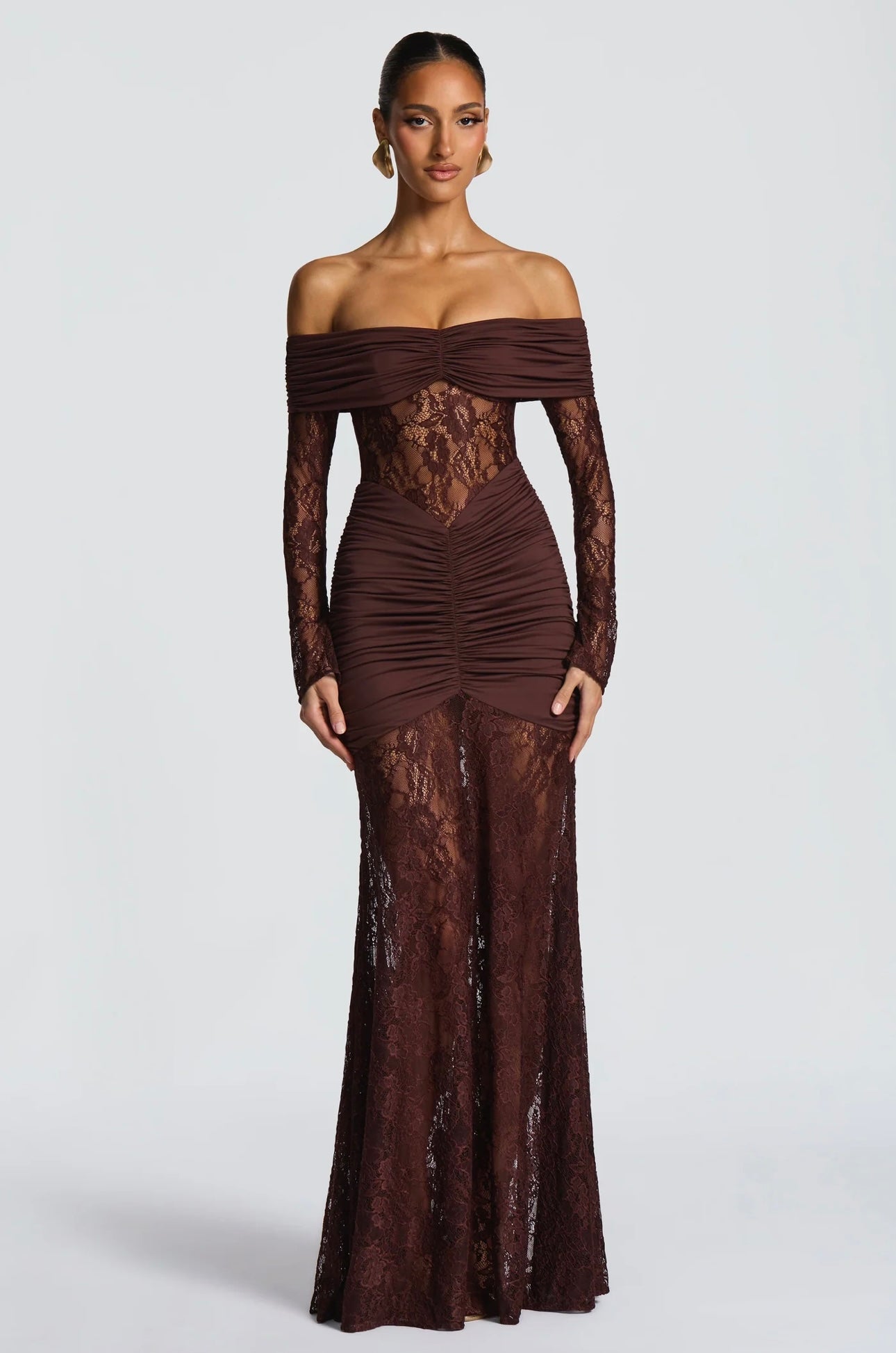 Abito AMIRA Elegante e sensuale, questo abito lungo off-shoulder in pizzo valorizza la silhouette con dettagli arricciati e trasparenze raffinate. Perfetto per cerimonie, eventi e serate glamour. Un look da vera protagonista.