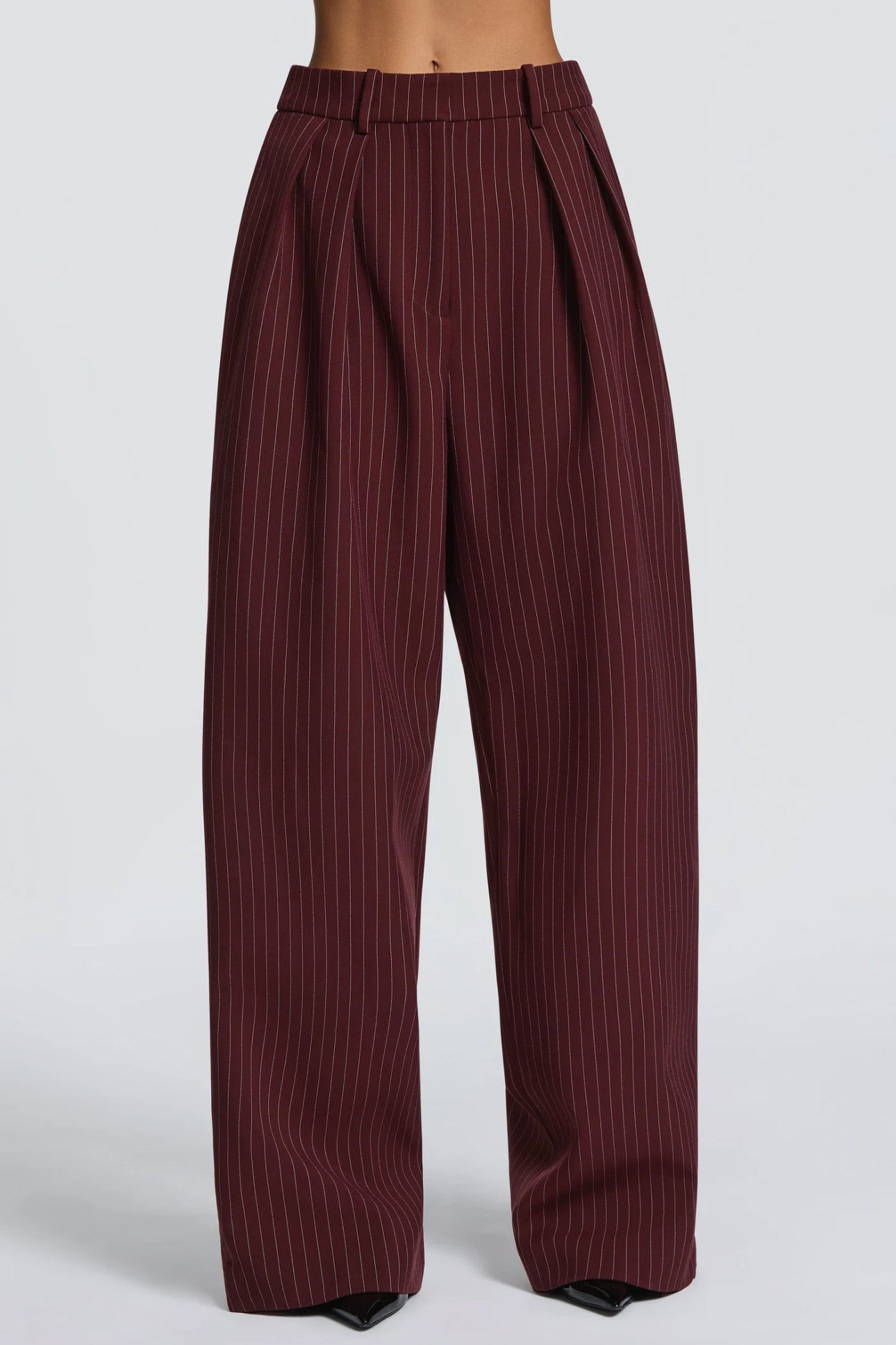 Tailleur ELEONORA Completo elegante composto da giacca oversize, pantaloni a palazzo e top coordinato. Un look moderno e sofisticato, perfetto per eventi, serate chic o outfit di tendenza.