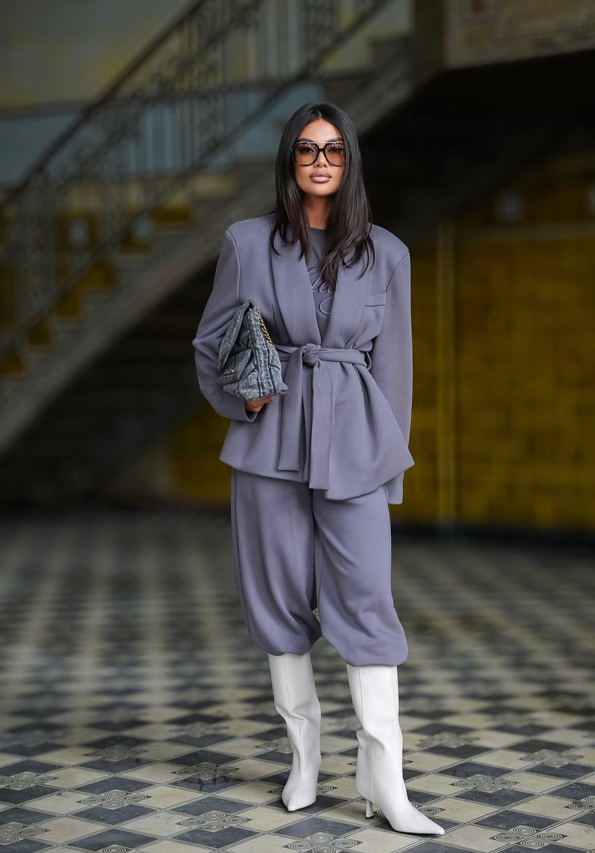 Completo SAMIRA Caldo, elegante e dal carattere contemporaneo. Questo completo due pezzi è realizzato in morbido cotone invernale, un tessuto avvolgente e confortevole perfetto per affrontare la stagione fredda con stile senza rinunciare alla comodità.