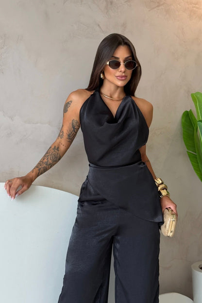 Coordinato Barbara Il set è composto di seta satinata da un top con scollo a cappuccio e schiena scoperta che valorizza la silhouette, abbinato a un pantalone a palazzo fluido che slancia la figura ad ogni passo.