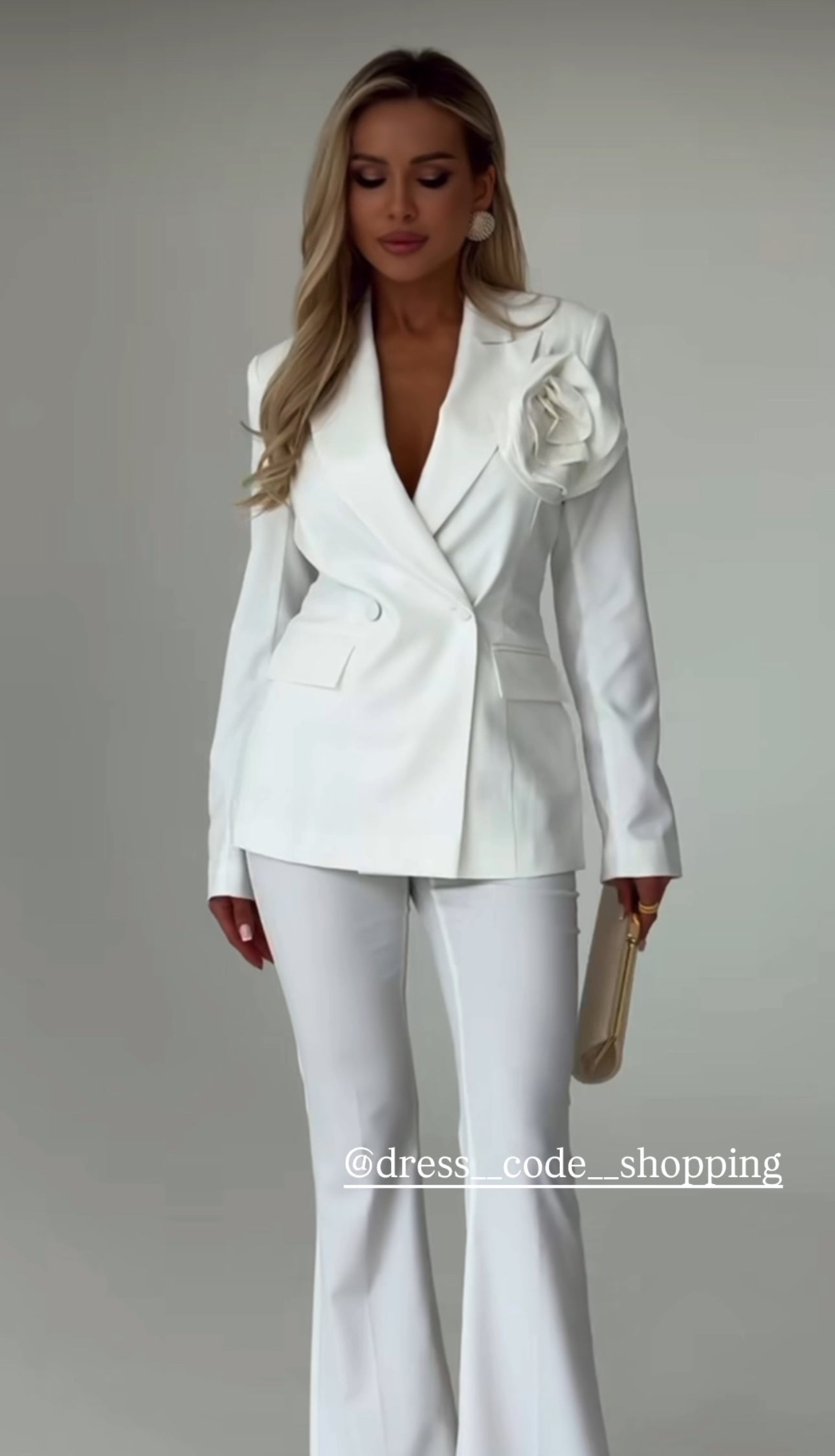 Tailleur KATIA Giacca doppio petto  con spilla estraibile pantalone Zampa tessuto leggermente elasticizzato ottima vestibilita Made in Italy 🇮🇹
