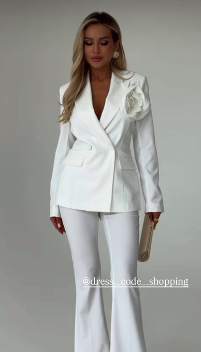 Tailleur KATIA Giacca doppio petto  con spilla estraibile pantalone Zampa tessuto leggermente elasticizzato ottima vestibilita Made in Italy 🇮🇹