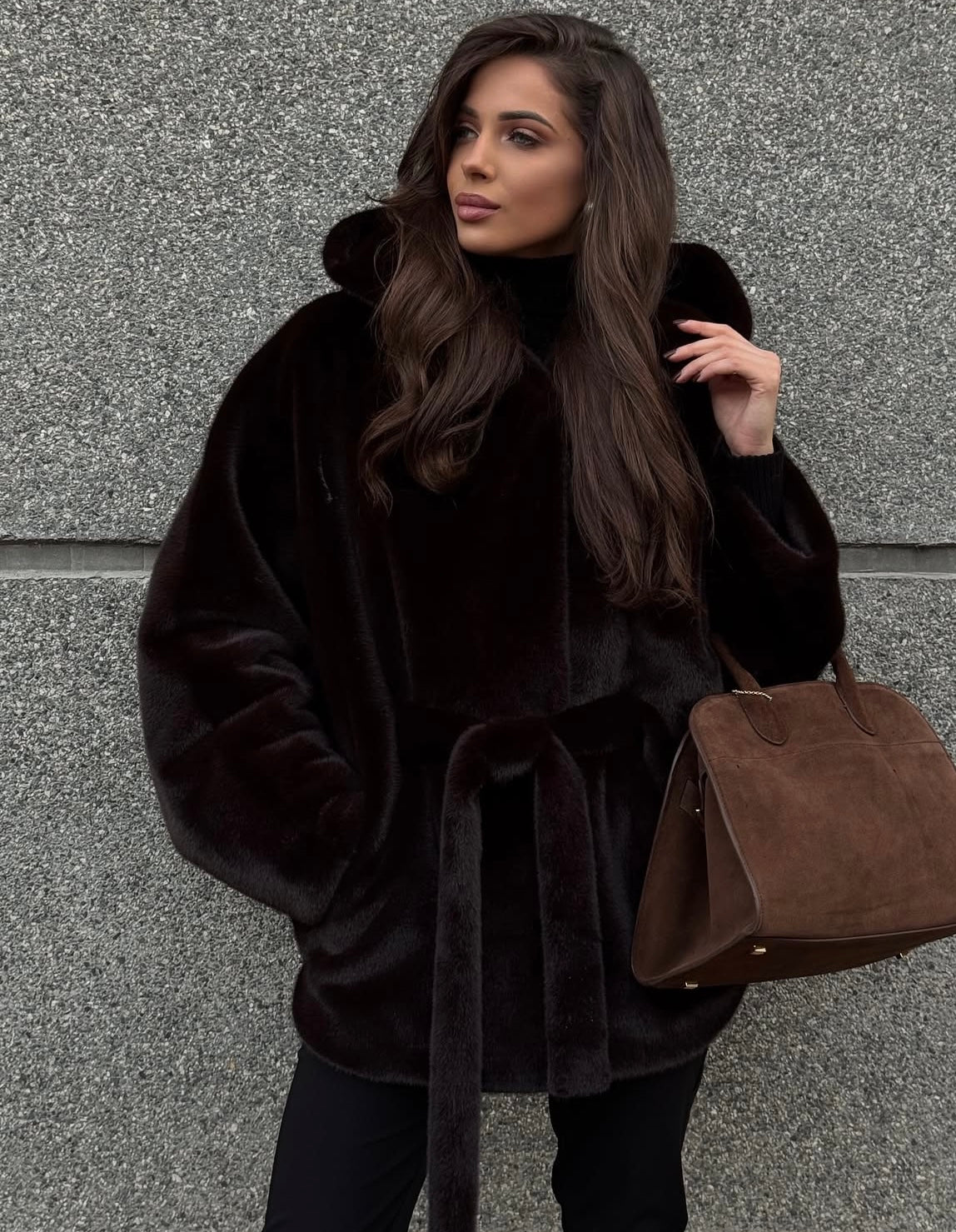 Pelliccia con cappuccio DANIELA Realizzato in morbida pelliccia in visone ecologico premium, garantisce calore e stile nelle giornate più fredde.
Il taglio Midi e la vestibilità regolare lo rendono perfetto sia per il giorno che per la sera.