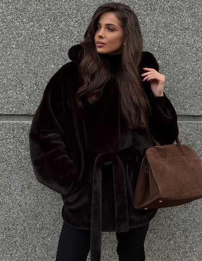 Pelliccia con cappuccio DANIELA Realizzato in morbida pelliccia in visone ecologico premium, garantisce calore e stile nelle giornate più fredde.
Il taglio Midi e la vestibilità regolare lo rendono perfetto sia per il giorno che per la sera.