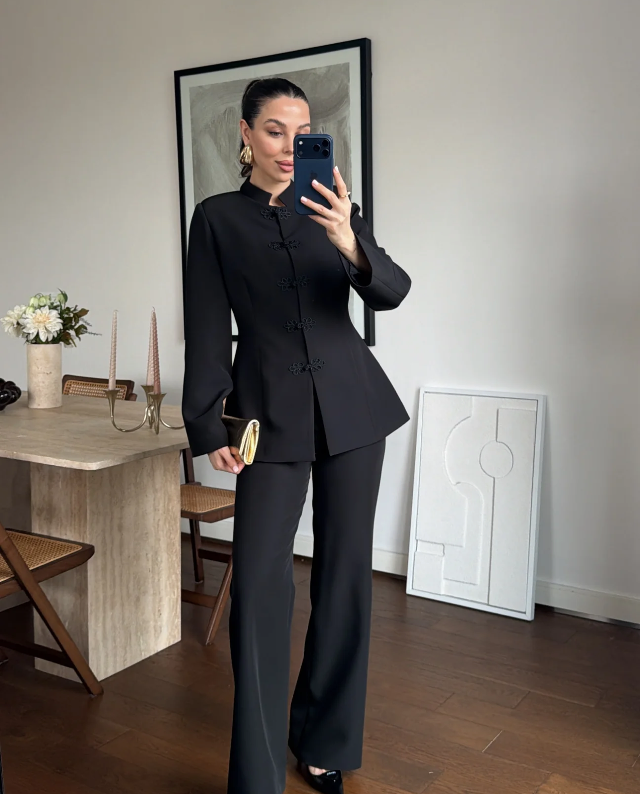 Tailleur AURORA con Collo Coreano Eleganza minimal, carattere deciso è la scelta perfetta per chi desidera un look sofisticato e contemporaneo, capace di distinguersi con classe.