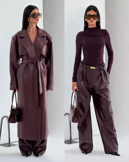 Trench ANITA in eco-pelle con cintura Un look deciso e sofisticato, perfetto per chi ama uno stile contemporaneo e audace.