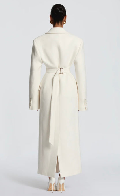 Cappotto ANGELICA lungo in lana, con bottoni frontali e maxi revers a scialle. La linea dritta e sartoriale slancia la figura, mentre il colletto ampio aggiunge un tocco sofisticato. Perfetto per look invernali raffinati, dal giorno alla sera.