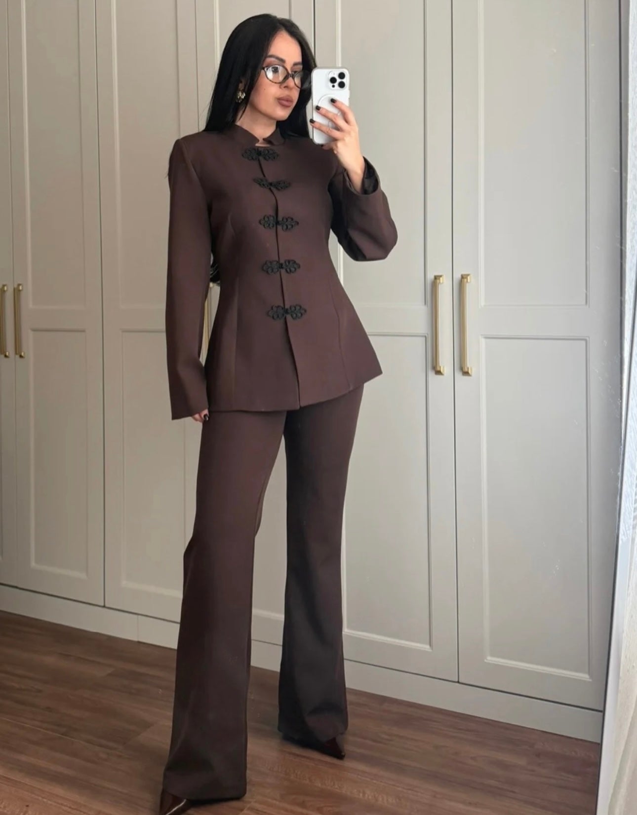 Tailleur AURORA con Collo Coreano Eleganza minimal, carattere deciso è la scelta perfetta per chi desidera un look sofisticato e contemporaneo, capace di distinguersi con classe.