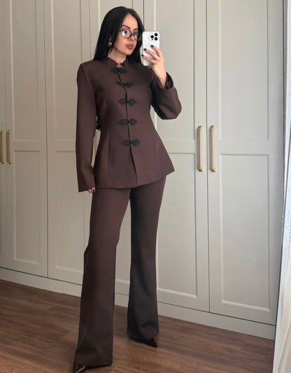 Tailleur AURORA con Collo Coreano Eleganza minimal, carattere deciso è la scelta perfetta per chi desidera un look sofisticato e contemporaneo, capace di distinguersi con classe.