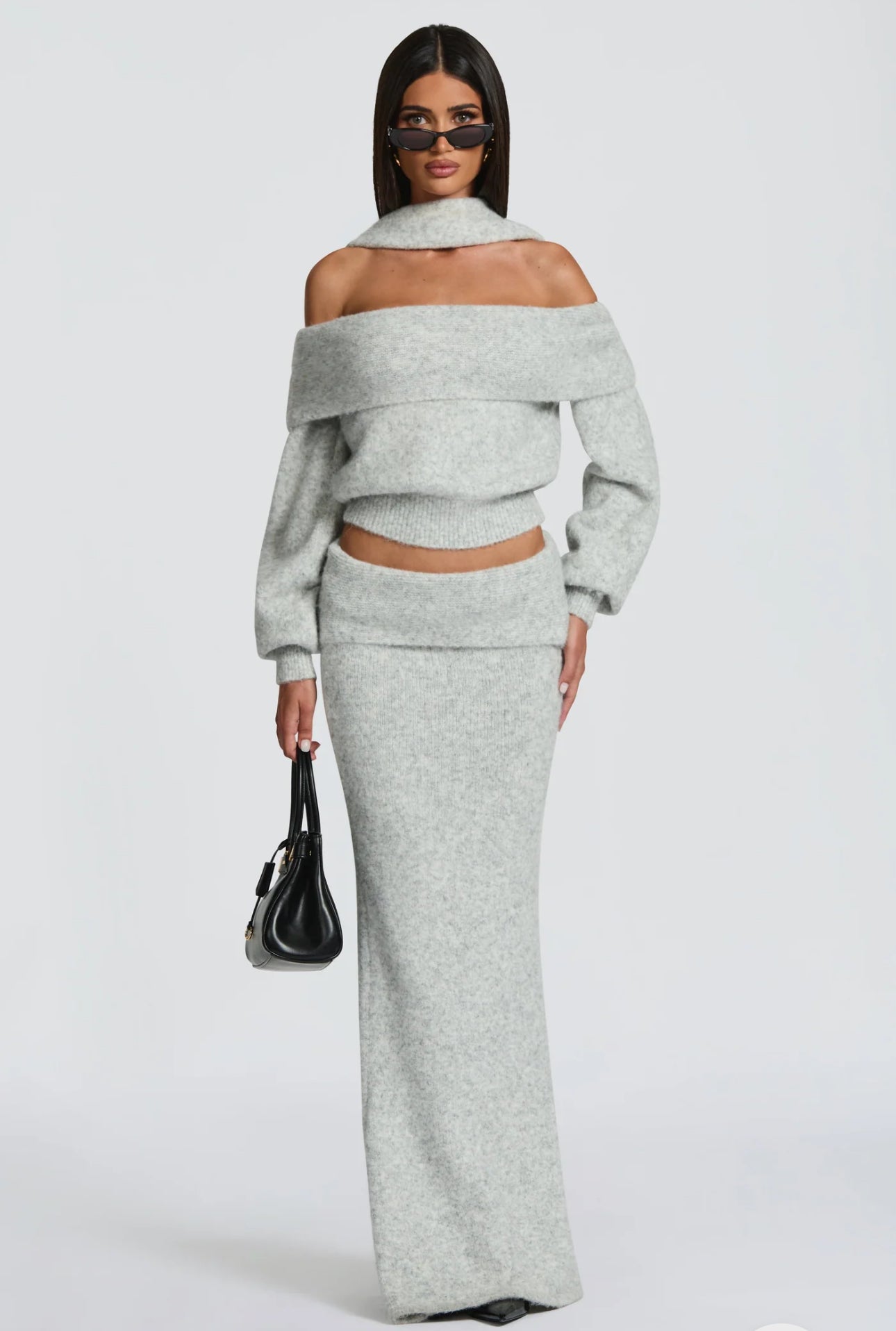 Set BIANCA composto da maglia off-shoulder e gonna lunga a sirena. Realizzato in morbida maglia calda, avvolge la silhouette con eleganza e comfort. Il design con collo ad anello e spalle scoperte aggiunge un tocco sofisticato e sensuale