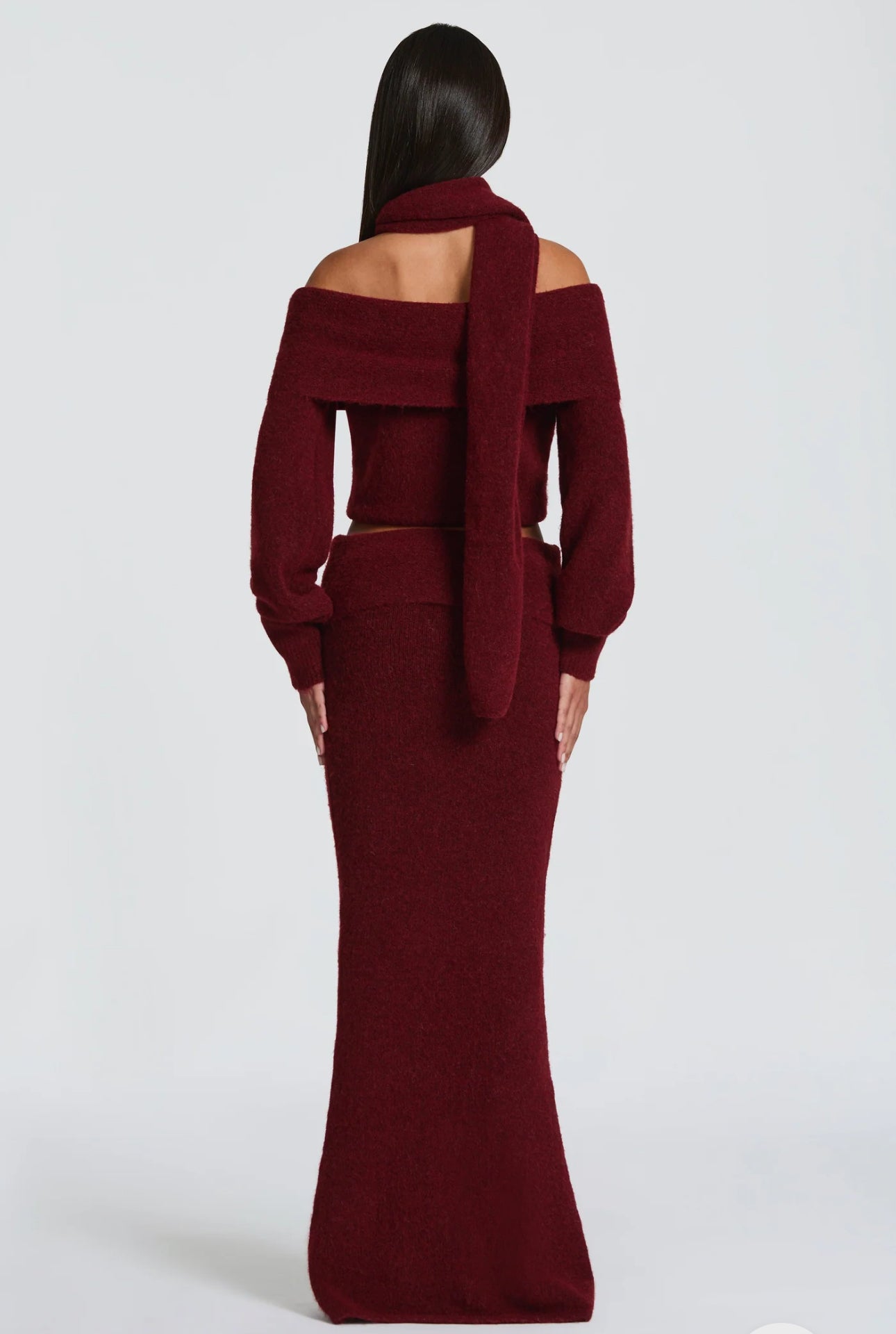 Set BIANCA composto da maglia off-shoulder e gonna lunga a sirena. Realizzato in morbida maglia calda, avvolge la silhouette con eleganza e comfort. Il design con collo ad anello e spalle scoperte aggiunge un tocco sofisticato e sensuale