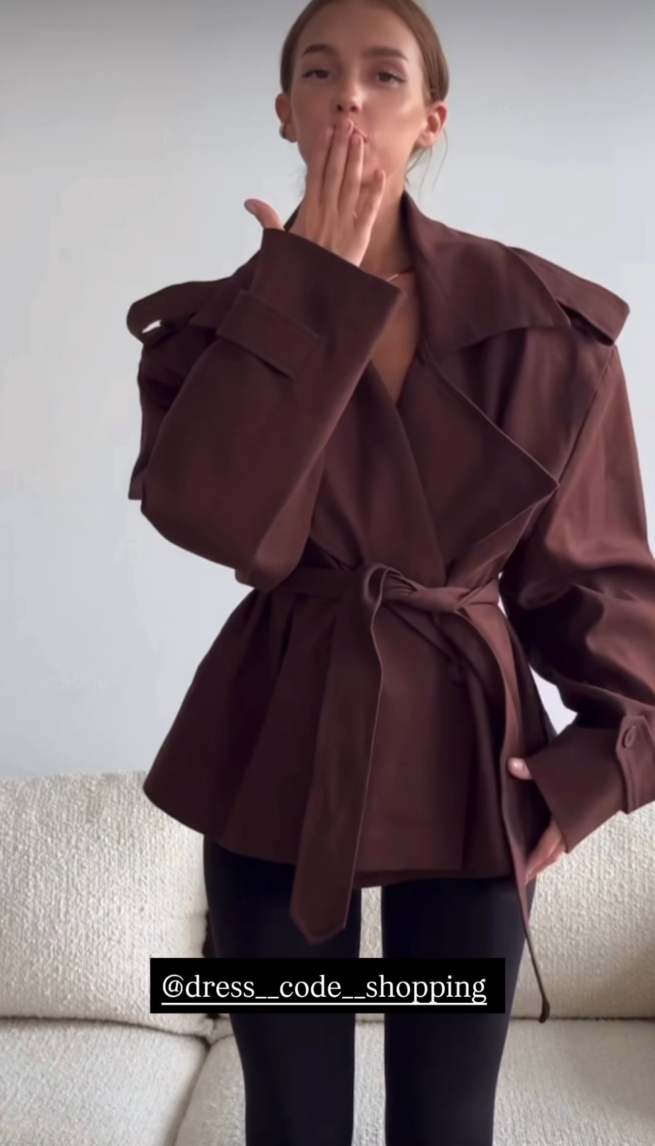 Trench ERIKA Un capo intramontabile dal taglio moderno. Questo trench corto presenta revers ampi, dettagli strutturati e cintura in vita per valorizzare la silhouette. Perfetto da indossare su look casual o eleganti, ideale per la mezza stagione