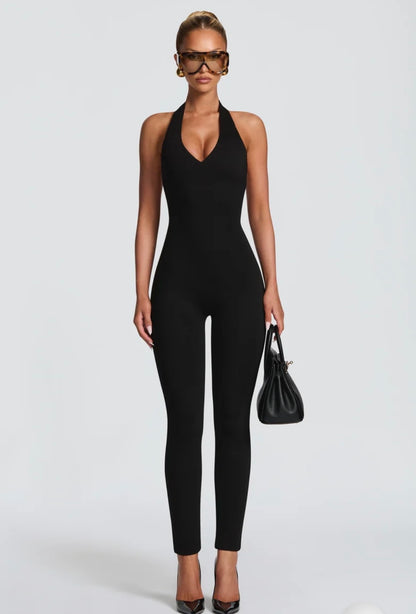 Tuta Intera Aderente Allacciata al Collo (Halter Jumpsuit) ultra-aderente con scollo all'americana e schiena scoperta. Un capo versatile e modellante che unisce eleganza minimale e sensualità, perfetto per serate ed eventi speciali.