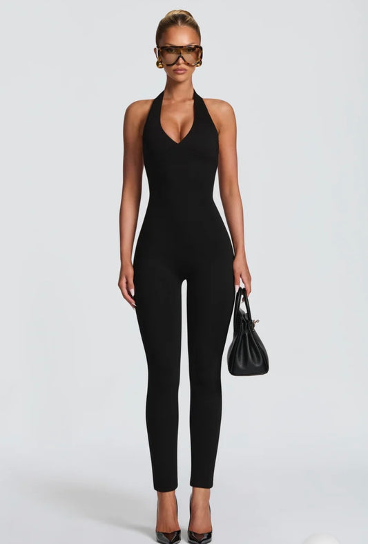 Tuta Intera Aderente Allacciata al Collo (Halter Jumpsuit) ultra-aderente con scollo all'americana e schiena scoperta. Un capo versatile e modellante che unisce eleganza minimale e sensualità, perfetto per serate ed eventi speciali.