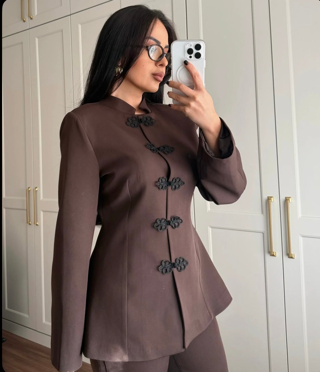 Tailleur AURORA con Collo Coreano Eleganza minimal, carattere deciso è la scelta perfetta per chi desidera un look sofisticato e contemporaneo, capace di distinguersi con classe.