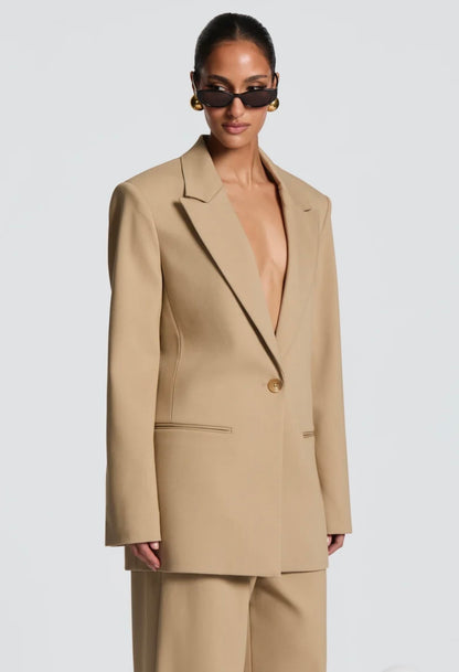 Tailleur ELEONORA in promozione Completo elegante composto da giacca oversize, pantaloni a palazzo top coordinato e cinta fullar. Un look moderno e sofisticato, perfetto per eventi, serate chic o outfit di tendenza.
