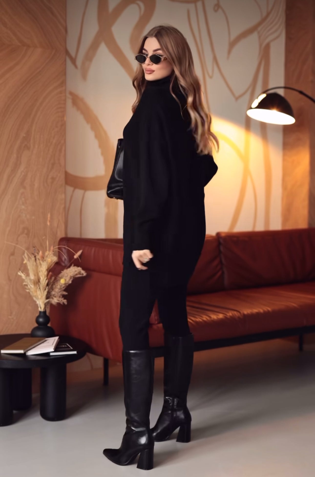 Coordinato ALBA indossa un coordinato in stile minimal e raffinato.
L'outfit è composto da un maxi maglione a collo alto in maglia con un design oversize e spacchetti laterali. È abbinato a pantaloni slim fit in coordinato