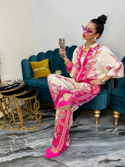 Setcord VANESSA è un elegante completo coordinato in seta satinato con un vivace design barocco