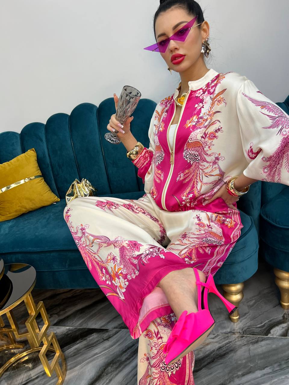 Setcord VANESSA è un elegante completo coordinato in seta satinato con un vivace design barocco