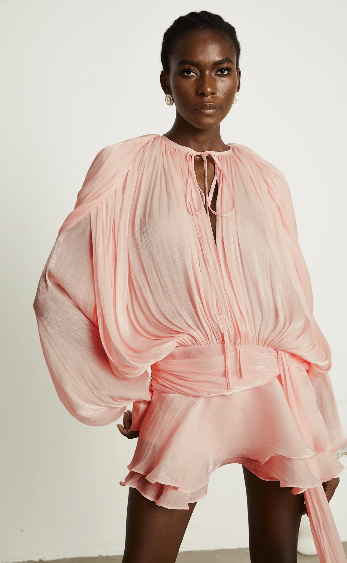 Mini dress CHARLOTTE in dettaglio plissettato su tutto l’abito, manica a sbuffo, elastico sul retro, spallina interna piu pantaloncino non fartelo scappare