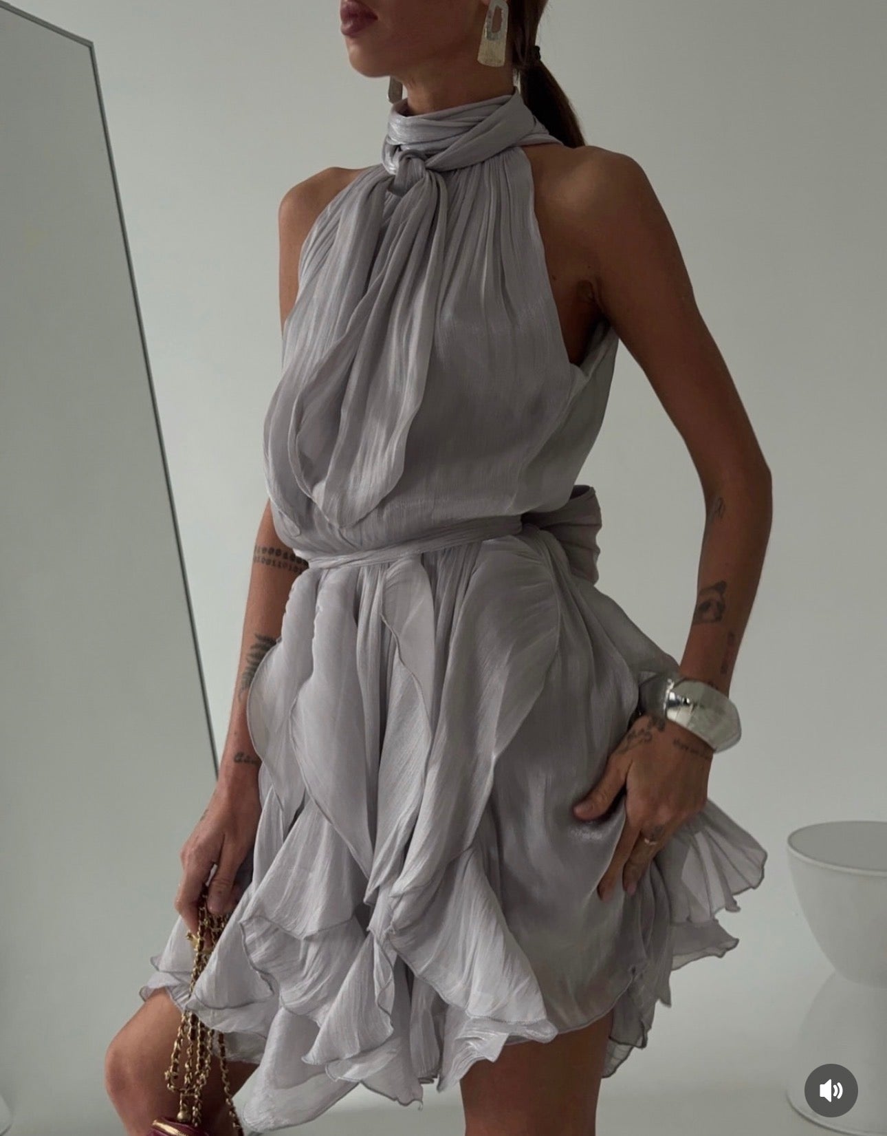 Abito Rouches midi dress con scollo all'americana, collo con fiocco e gonna a cascata di rouches multistrato pensato per chi vuole essere al centro della scena senza sforzo. La silhouette fluida e il tessuto leggero lo rendono perfetto