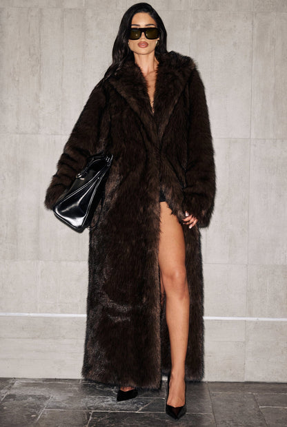 Pelliccia BRENDA Un modello avvolgente e sofisticato, caratterizzato da una linea dritta e dal volume morbido. Realizzato in pelliccia di visone ecologico di alta qualità, garantisce calore e comfort con un tocco glamour.